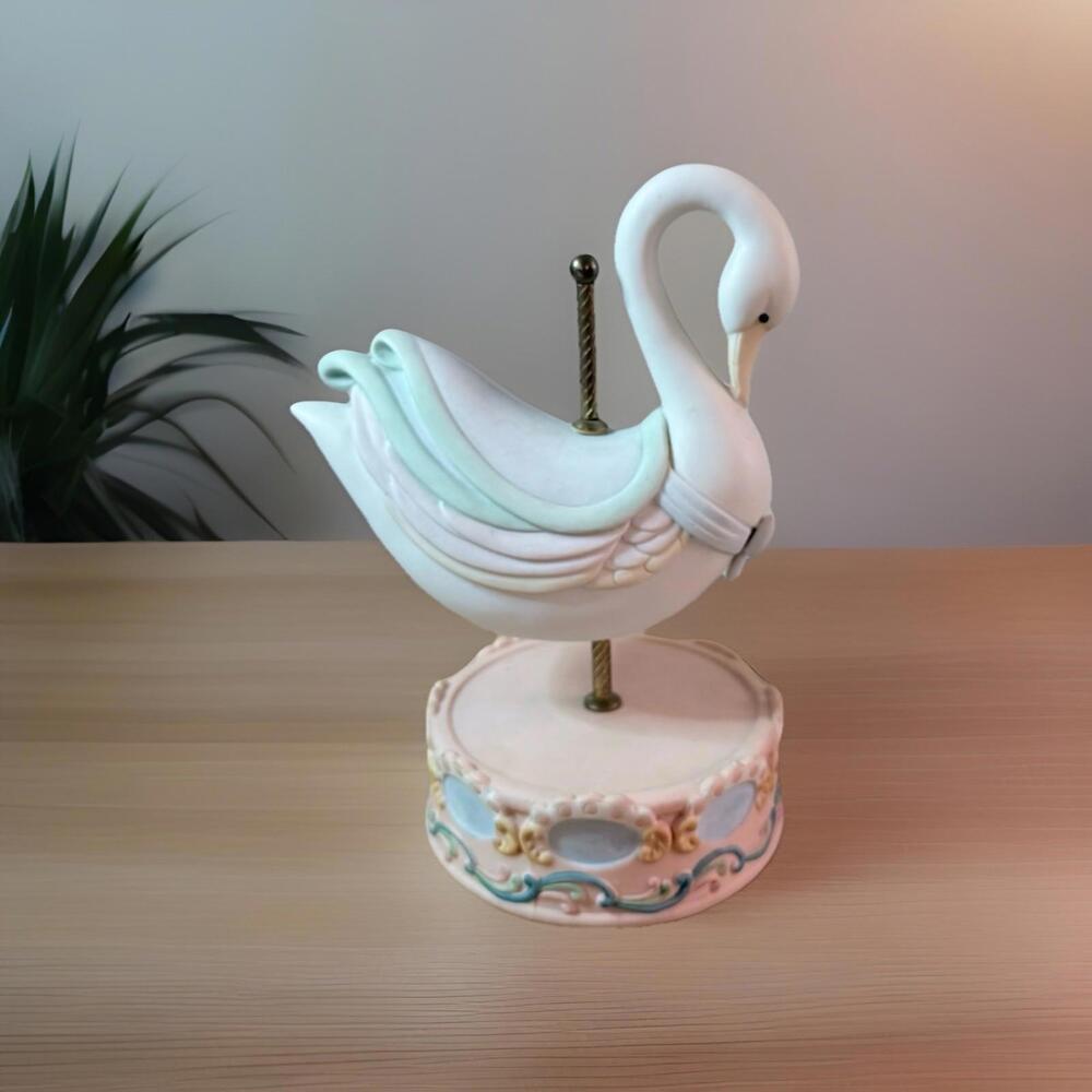 Vintage  Collectible Music Box Meri-Go-Round Swann Taiwan  8.25" 1970s